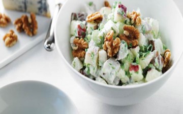 سلطة التفاح الأخضر مع صلصة الزبادي