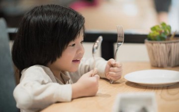 علّمي طفلك آداب المائدة