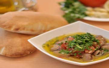 فول مدمس مع الحمص بالطحينة