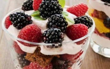 أكواب توت مع بسكوت