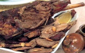 فخذ الغنم المشوي مع البلح واللوز