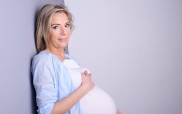 حلم الأُمومة بعد الـ«40» ليس مستحيلاً؛ ولكن!