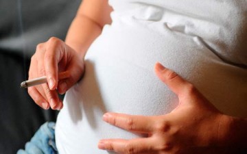 تدخين الحامل يشوه جنينها