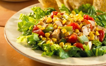 بسكوت مقرمش مع سلطة الذرة