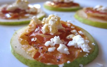 جبن ريكوتا مع إجاص وعسل