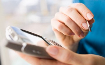 المرأة والموبايل.. علاقة من نوع آخر