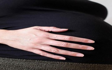 «الحمل في الخمسين» حلم يستفز الأمومة