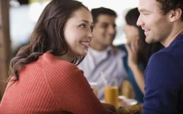 جاذبية المرأة.. يكتشفها الرجل في ثوانٍ