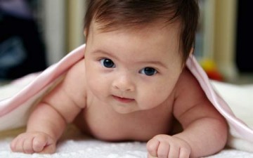 أيتهما الأُم: رقبة طفلك الرضيع أمانة في عنقك