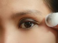 زيت الأطفال لإزالة مكياج العيون