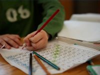 كيف تنمي الأم ذكاء صغيرها؟