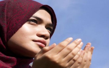 المرأة.. عظيمة بكبريائها وحيائها