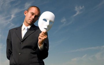 النفاق.. سمة العلاقات الاجتماعية في عصر الهشاشة