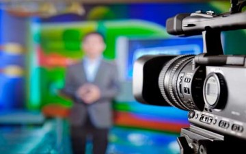 مواصفات المذيع ووظائفه الإعلامية