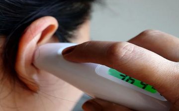 كيف تقيس درجة حرارة الجسم الطبيعية من الأذن؟