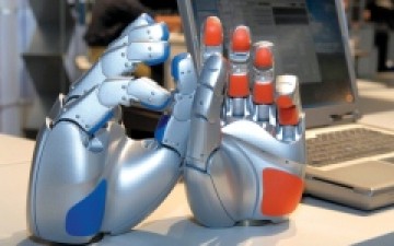 ذراع روبوتية للمصابين بشلل العمود الفقري