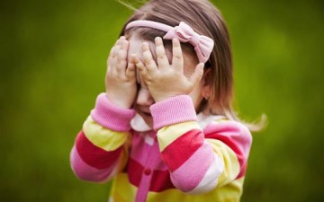 الخجل الاجتماعي وأثره النفسي على شخصية الطفل