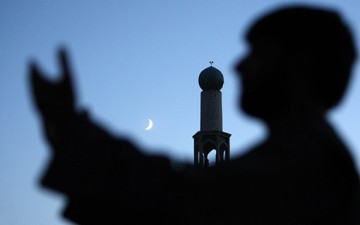 دور الدعاء في بناء الإنسان والمجتمع