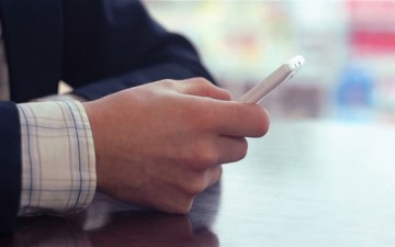 شباب لا يستغنون عن هواتفهم أبداً