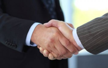 المصافحة.. لغة التواصل بين الشعوب