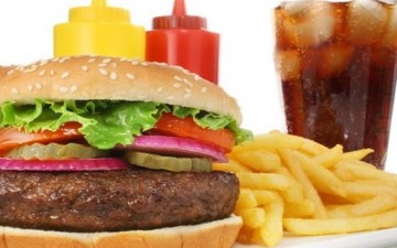 الوجبات السريعة  قد تصيب الأطفال بالإكزيما