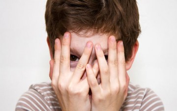 الطفولة الخجولة.. أسباب وعلاج