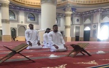 المؤمن غنيّ في دنياه وآخرته