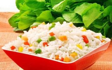 الأرز بالفلفل الملوّن والأعشاب العطرية