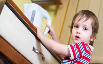 أدوات المنزل أسلحة في أيدي صغارنا