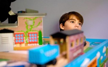 كيف يتعامل الوالدان مع الطفل المتوحِّد؟