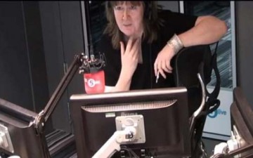 مذيعة تصيح على الهواء لمرور فأر من تحتها