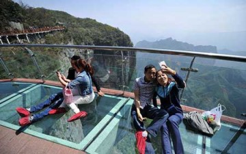 التشققات تهدد أطول جسر زجاجي  بالانهيار