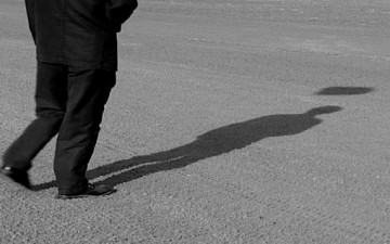 أيها الشاب.. لا تهرب من ظلك!