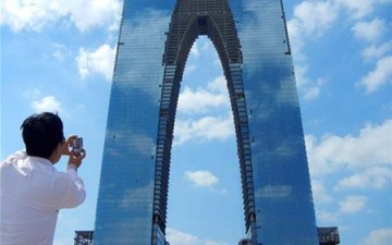 الصين تبني ناطحة سحاب على شكل «سروال جينز»