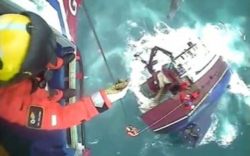 إنقاذ صيادين قبل غرق سفينتهم بلحظات