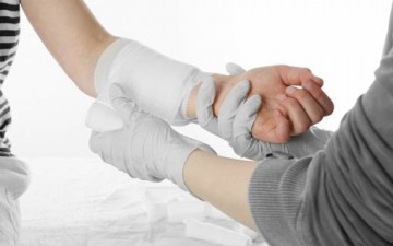 كيف تساعدين طفلك على التعافي من الحروق؟