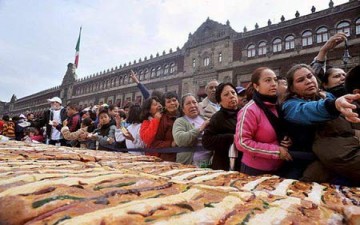 2000 شخص يعدون كعكة طولها 1440 متراً