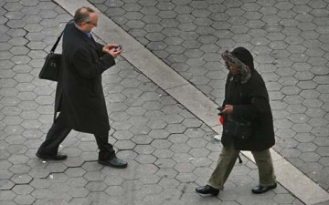 هل تمنع فرنسا استخدام الموبايل أثناء المشي؟