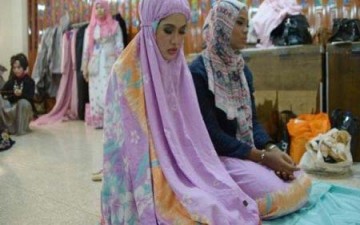 شابات يشاركن في مسابقة ملكة جمال العالم الإسلامي