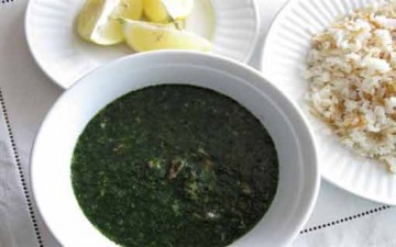 الملوخية باللحم  مع سلطة العدس والخبز العربي