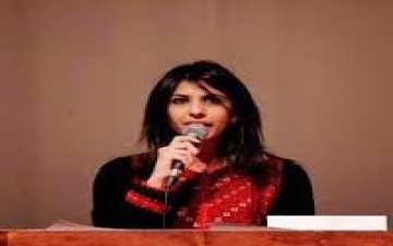 عمرُ ابنتي خَمسٌ وَستون