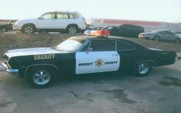 سيارة شرطة أمريكية تتجول في شوارع دبي