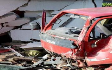 شاحنة «تيسكو» تصطدم بخمس سيارات وتحطم منزلاً