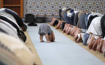 أفضل صورة في العالم.. طفل يقلد المصلين