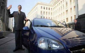 وفاة أطول رجل في العالم سابقاً عن 44 عاماً