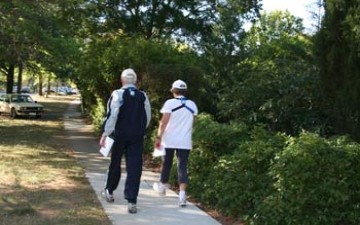 أضرار الثرثرة عند المشي