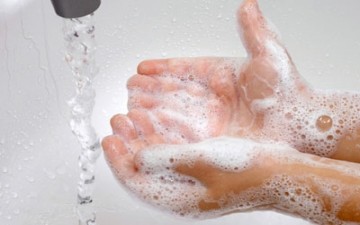 دراسة: غالبية البالغين الأمريكيين لا يغسلون أيديهم المدة الكافية