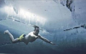 يغطس منذ ثلاثة أعوام بحثاً عن زوجته الغارقة